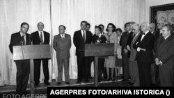Participarea secretarului general al NATO, Manfred Worner, la inaugurarea Centrului Euro Atlantic de la Bucuresti, în 1992, alături de premierul Theodor Stolojan, președintele Ion Iliescu, ministrul de externe Adrian Nastase, președintele PNȚCD, Corneliu Coposu, și unul din liderii PNȚ, Ion Ratiu, alături de liderul PNL,Radu Câmpeanu.