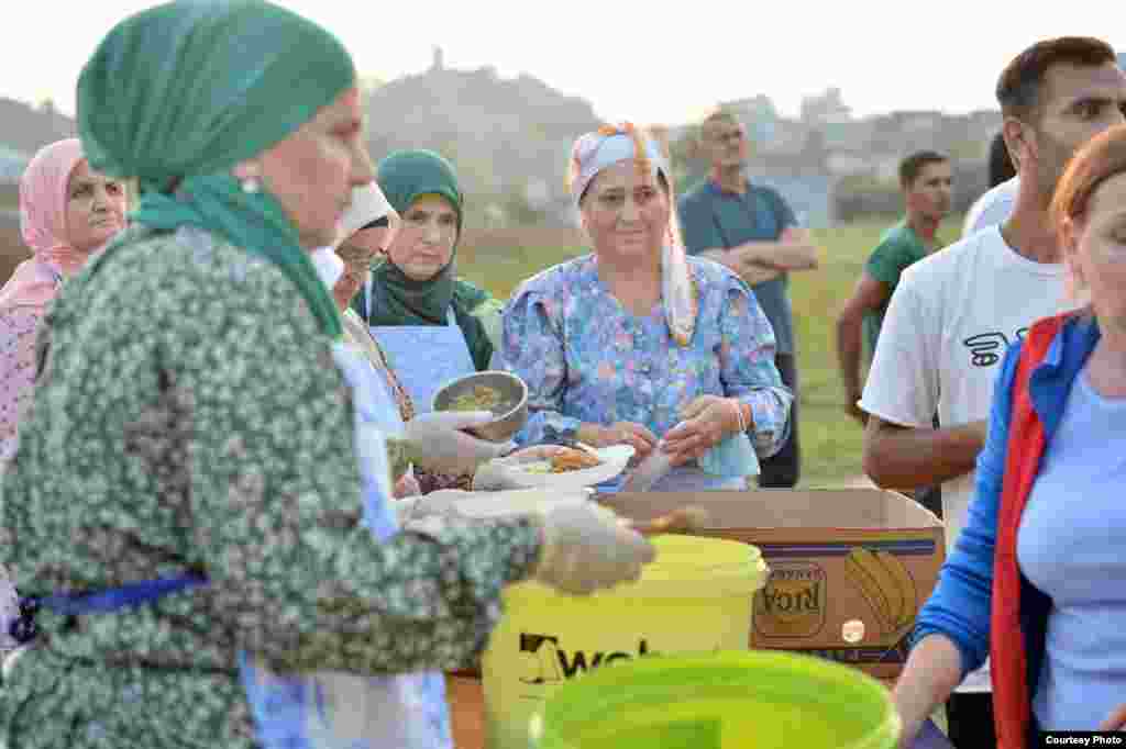Članice udruženja kažu kako su šokirane uslovima u kojima borave migranti, posebno najlmađi među njima.