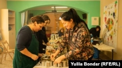 Українські біженки у Чехії виготовляють окопні свічки для воїнів ЗСУ. Прага, 10 січня 2023 року 