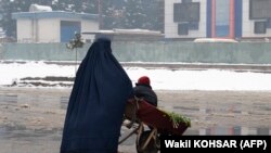 با بارش برف و باران شماری از خانواده های که وضعیت اقتصادی شان خوب نیست می گویند که با مشکلات بیشتر مواجه شده اند - عکس از آرشیف