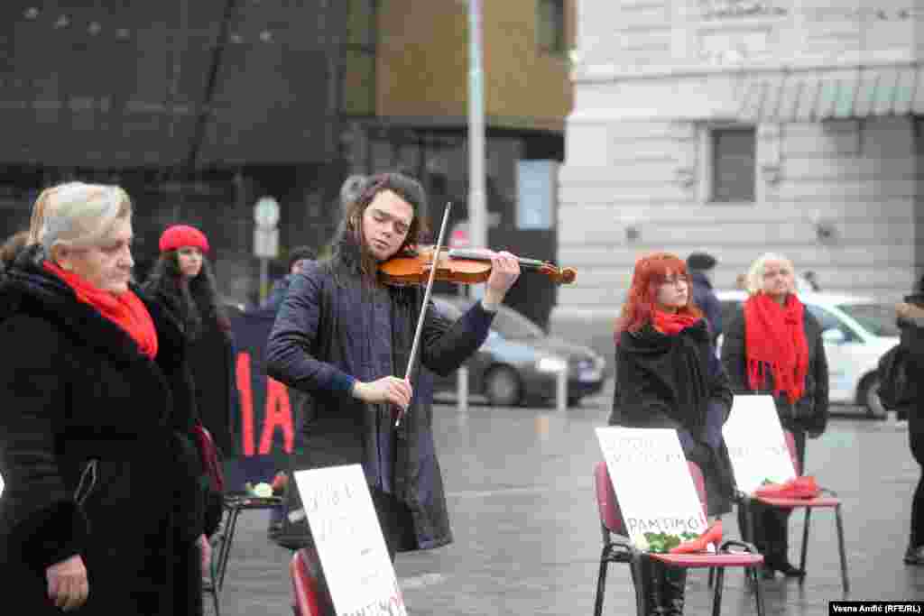 &quot;Verovanje žrtvama, stalno praćenje, razmena informacija i procena rizika može sprečiti ubistva žena. Reagujte i međusobno sarađujte pre nego što bude kasno!&quot;, poručili su organizatori.