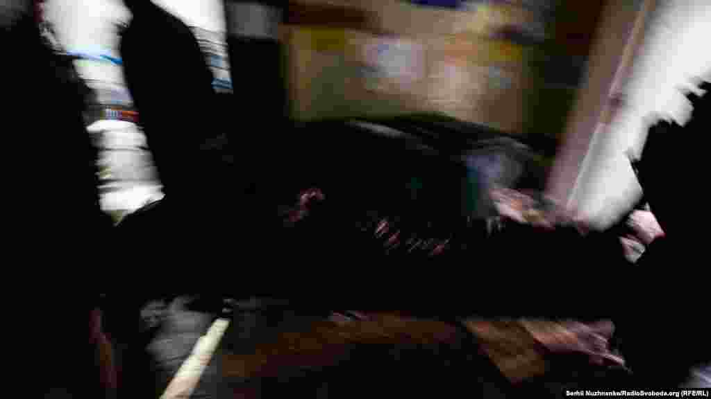 Та пауза на обід була недовгою... Двері відчиняються, і військові заносять чергового важкопораненого бійця. &nbsp;