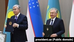 Казакстандын президенти Касым-Жомарт Токаев менен Өзбекстандын лидери Шавкат Мирзиёев Ташкентте, 22-декабрь, 2022-жыл.