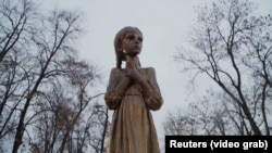 Statuia cunoscută sub numele de „Trista amintire a copilăriei” care simbolizează Holodomor în centrul Kievului
