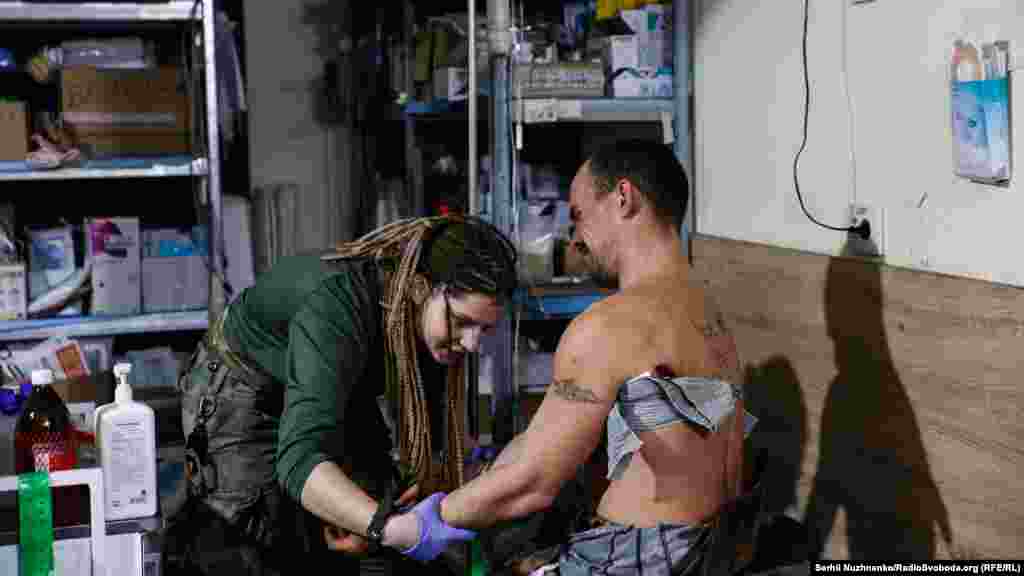 Порятунок українських військових для цих людей&nbsp;&ndash; це не подвиг, це &ndash; буденність. Тут зібралися спеціалісти, які в цивільному житті були педіатрами, хірургами, онкологами... А зараз всі вони, злагоджено, як один механізм, рятують життя воїнам ЗСУ.