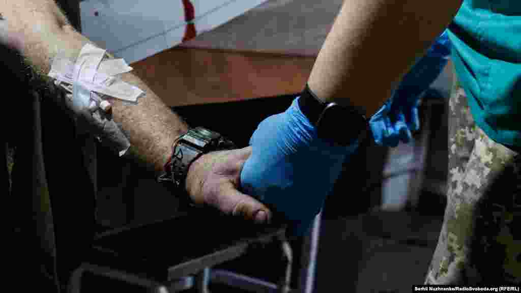 Рука підтримки та рука надії. Медики&nbsp; &ndash; це не просто спеціалісти, які роблять свою роботу й рятують життя військовим, це і люди, які підтримують поранених бійців у їхній боротьбі за життя.&nbsp;