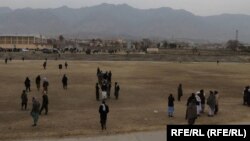 تصویر از ولایت پروان که در آن طالبان تعدادی از افراد را در محضر عام شلاق زده اند