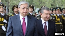 Президент Узбекистана Шавкат Мирзиёев (справа) с прибывшим к нему с официальным визитом казахстанским коллегой Касым-Жомартом Токаевым. Ташкент, апрель 2019 года 