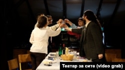 Илустрација - сцена од претставата „Скопјани“ во која играат млади невработени актери