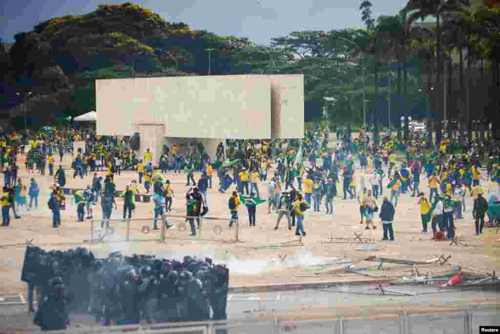 Демонстрантите и полицијата се судрија на платото пред институциите во главниот град на Бразил.