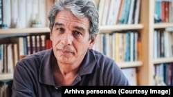 Scriitorul Florin Chirculescu este de profesie chirurg toracic. S-a născut la București în 1960. 