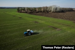 Трактор поблизу села Яковлівка Харківської області, 5 квітня 2022 року – доки триває масштабне вторгнення Росії в Україну