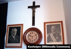 Обов’язкове оздоблення початкових шкіл у Португалії в часи диктатури. Ліворуч портрет глави уряду Салазара, праворуч – президента Томаша