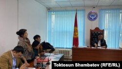 Динара Ошурахунова жана анын адвокаттары сотто. 