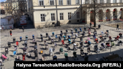 Порожніми дитячими візочками і дитячими кріслами в автомобілі львів’яни хотіли показати, що стільки дітей могли сьогодні жити і гуляти вулицями українських міст і сіл