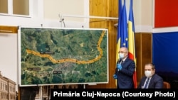 Primarul Emil Boc la semnarea contractului pentru studiile de fezabilitate ale metroului și trenului metropolitan de Cluj.