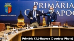 Emil Boc și reprezentantul consorțiului de firme din Frnața, Italia și România, care a realizat studiile pentru metrou.