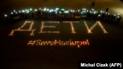 Eveniment la Praga în 22 martie. Cuvântul „Copiii", format fin lumânări, comemorare a victimelor din Mariupol ale invaziei ordonate de Vladimir Putin.