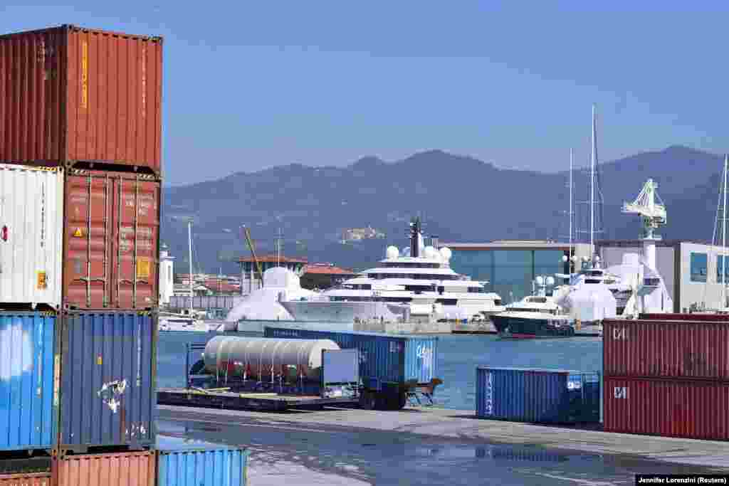 Противниците на Кремљ тврдат дека 140-метарската Шехерезада, вредна околу 700 милиони долари, тајно му припаѓа на рускиот претседател Владимир Путин. Инспекторите кои работат за затворениот руски опозициски лидер Алексеј Навални, велат дека идентификувале повеќе членови на екипажот како офицери во руската Федерална служба за заштита (ФСО), која е одговорна за безбедноста на Путин. Тие членови на екипажот беа нагло сменети по обелоденувањето на таа информација. Британскиот капетан на бродот негираше дека му припаѓа на Путин, но италијанските власти го истражуваат тоа, бидејќи Шехерезадата е закотвена во нивните води.