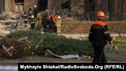 Рятувальники біля будівлі Миколаївської ОДА. Внаслідок обстрілу будівлі, який стався 29 березня, загинуло 35 людей. Ілюстративне фото