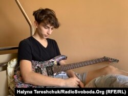 Андрій пише пісні і любить музику