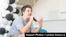 Actorul Mihai Călin, lider sindical la TNB, spune că directorul interimar al teatrului era în sală în momentul distribuirii revistei.