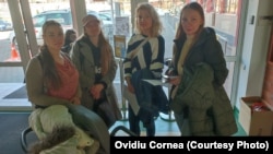 Mamele din Ucraina sunt mulțumite că ai lor copii au parte de educație, fie și într-o țară străină. În stânga, educatoarea Anna Treheub, alături de sora ei. În dreapta, Svetlana.