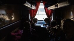 Copii orfani care au fugit din orașul ucrainean Polohîi/ regiunea Zaporojie, ocupat de armata rusă. Foto: EPA-EFE/ROMAN PILIPEY 