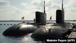 Руски подводници, акостирали в руската военноморска база в сирийското пристанище Тартус.