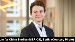 "Mislim da su donosioci političkih odluka svesni rizika da kažu 'Ok, oslanjamo se na ruski gas i sada ćemo se preusmeriti na prepuštanje kineskom upravljanju našim kritičnim infrastrukturama', mislim da postoji rastuća svest o tome da to očigledno nije laka odluka", kaže Gabriel Sebastian, analitičar Merkator instituta za kineske studije iz Berlina.