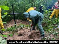 Шари ґрунту обережно знімають лопатою