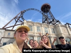 Марічка з учнями