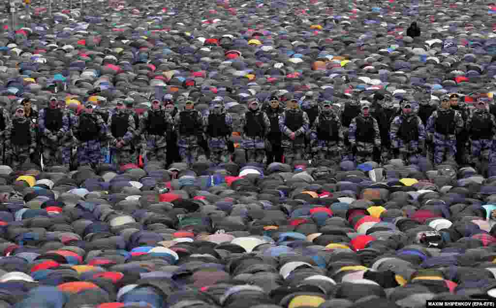 Полицијата чува стража додека муслиманите присуствуваат на утринската молитва за Бајрам пред Централната џамија Соборнаја во Москва на 2 мај.