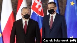 Унгарският премиер Виктор Орбан (вляво) и полският му колега Матеуш Моравецки. Снимката е архивна.