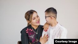 Жылдыз Туратбекова уулу Алихан менен.