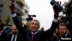 Андрей Бабиш празднует победу. Прага, 4 октября 2025 года