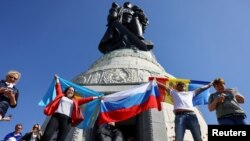  Ziua Victorie la memorialul Soldaților Sovietici din Parcul Treptow din Berlin: ignorând interdicția de a arbora steaguri naționale, participanți pro-ruși manifestează cu drapelele Rusiei, R. Moldova și Kazahstanului. Berlin, Germania, 9 mai 2022