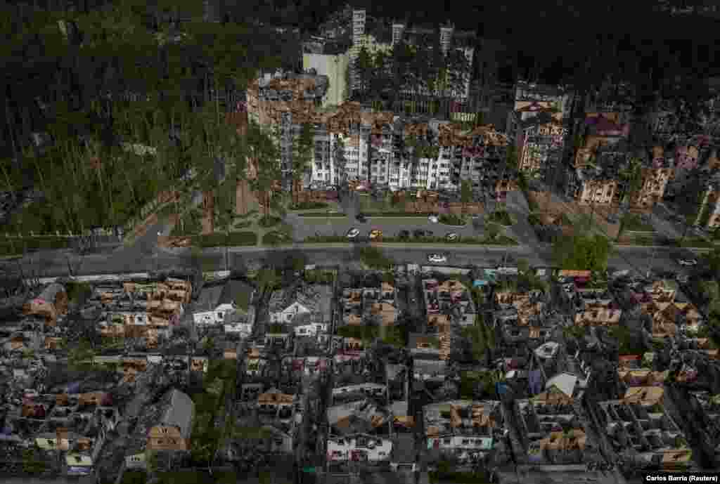 Последиците од руското гранатирање во станбена област во Ирпин на 7 мај, додека канадскиот премиер Џастин Трудо допатува во ненајавена посета на предградието на Киев за да го види уништувањето предизвикано од руската инвазија. Трудо најави дека Канада испраќа дополнително оружје и помош.