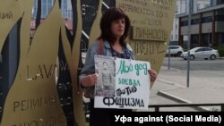 Юлия Самоилова по време на протестната си акция в Уфа в Деня на победата