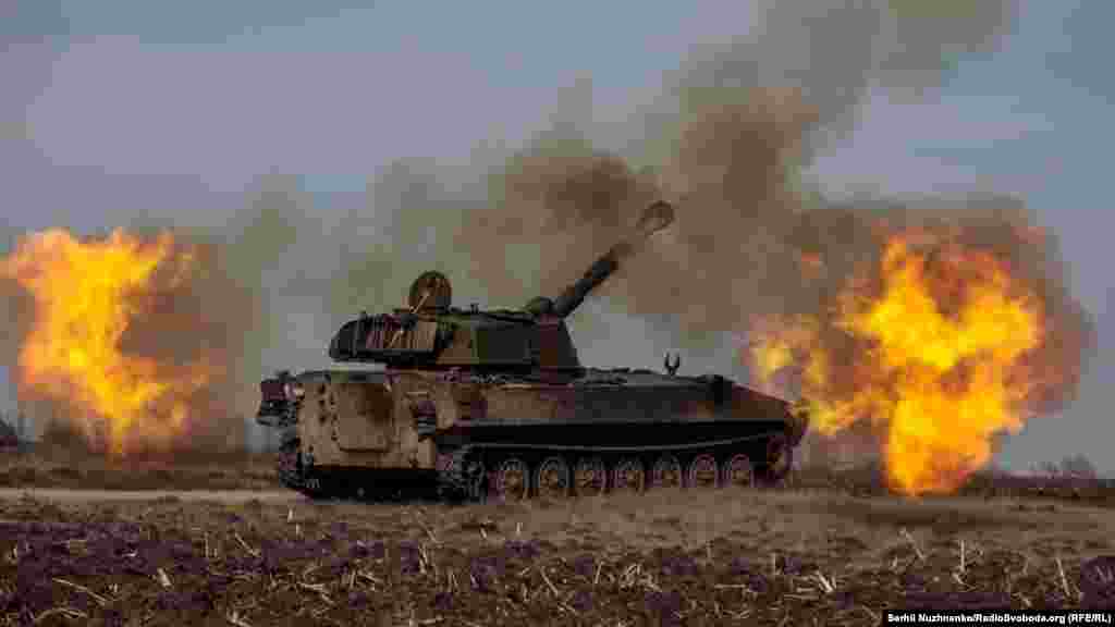 Украинска единица со хаубици учествува во контраофанзива во регионот на Харкив на 7 мај. Украинската војска тврдеше дека успешно ослободила неколку населени места за време на операциите за време на викендот.