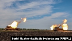 Самоходные украинские артиллерийские установки 2С1 «Гвоздика» ведут огонь по скоплению российских сил. Харьковщина, 7 мая 2022 года