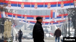 Луѓе шетаат во северна Митровица на 14 декември 2022