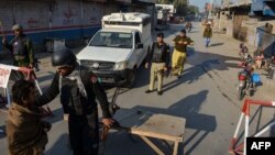 په بنو کې پولیسو پر سړک ناکه لګولې او خلک تالاشي کوي - پخوانی انځور 