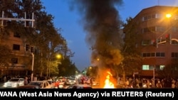 در بسیاری از موارد نیروهای امنیتی از اسلحه در برابر اعتراض کننده ها کار گرفته اند