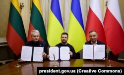 Президенти України, Литви і Польщі, Володимир Зеленський, Гітанас Науседа (ліворуч) та Анджей Дуда (праворуч), під час підписання Спільної декларації за результатами другого саміту Люблінського трикутника. Львів, 11 січня 2023 року
