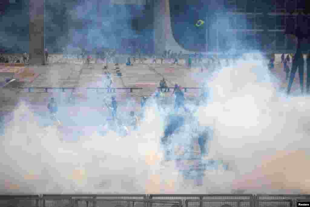 За време на протестот тие ги пробија бариерите и влегоа во зградата на Конгресот, а надвор сè беше опкружено со чад од солзавец.