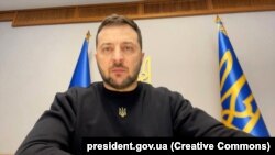 Під час засідання Ставки командувачі військ оперативних напрямків доповіли про ситуацію на фронті, окремо зупинившись на найгарячіших ділянках, уточнили в Офісі президента