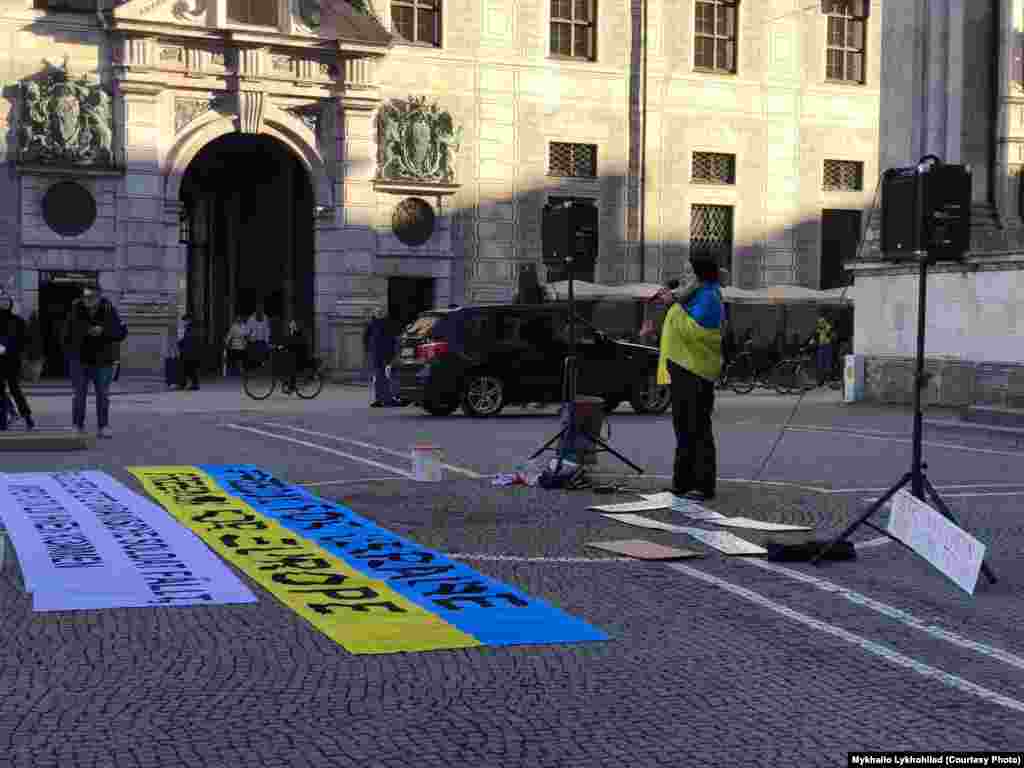 &laquo;Починаються вирішальні місяці цієї війни... Тому зараз, як ніколи, нам потрібна подальша увага європейської громадськості, європейських політиків, та подальша військова підтримка, важка зброя, щоб наші Збройні сили України змогли нарешті перемогти агресора&raquo;,&nbsp;&nbsp;&ndash; заявила одна з організаторок заходу Дарія Онищенко