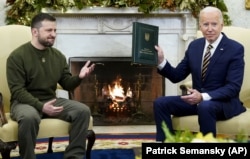 Президент України Володимир Зеленський (ліворуч) і президент США Джо Байден під час зустрічі в Білому домі. Вашингтон, 21 грудня 2022 року