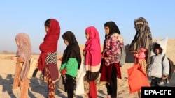 تعدادی از اطفال که در جنوب افغانستان شامل برنامه های آموزشی هستند